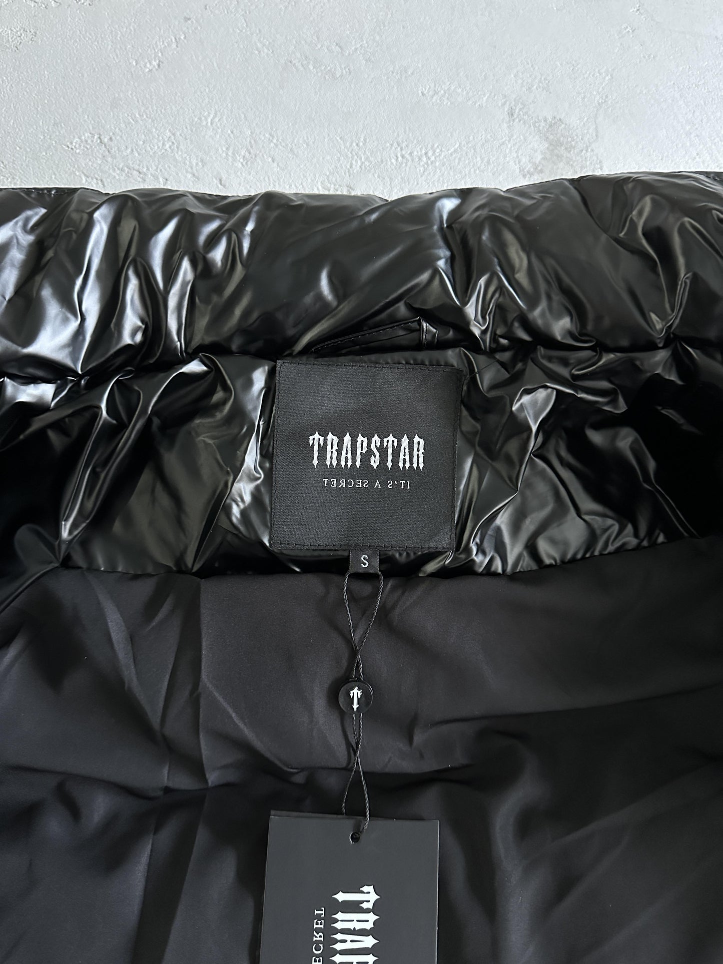 Trapstar Irongate Pufferjacke mit Prägung in Schwarz