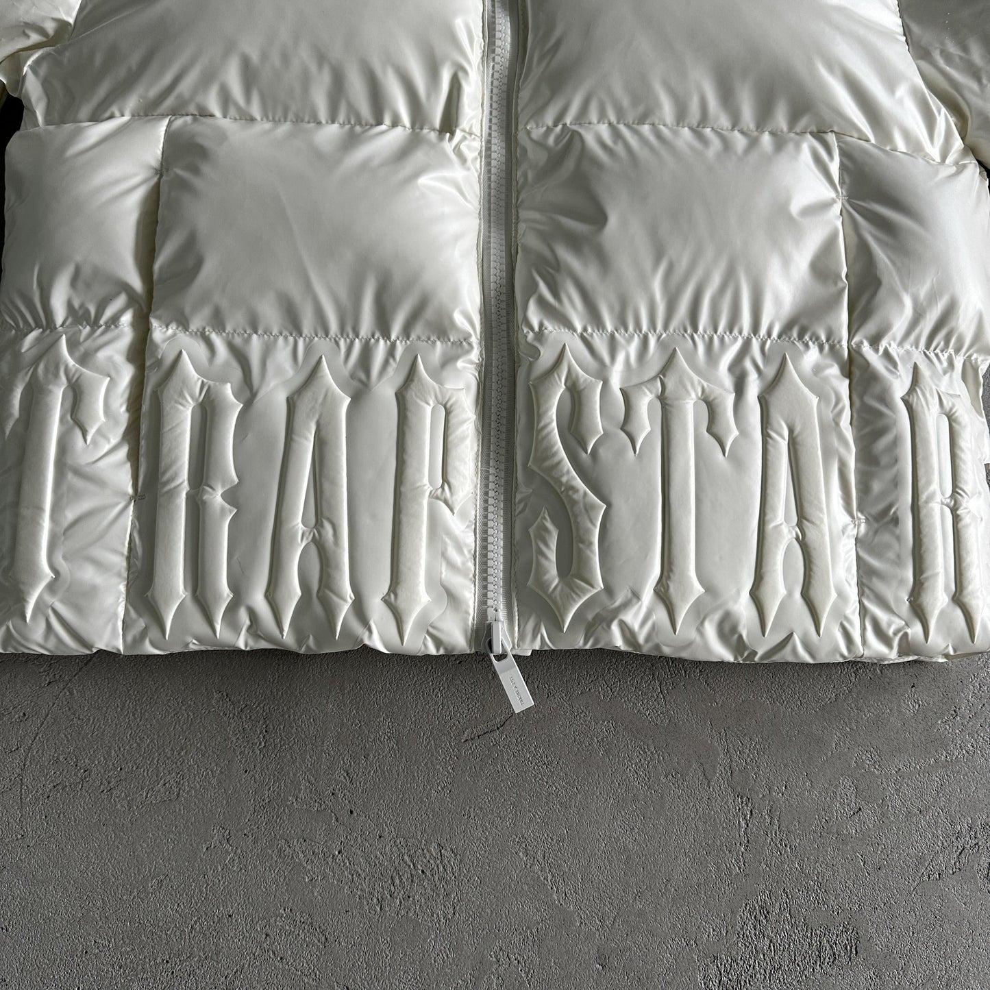 Trapstar Irongate Pufferjacke mit Prägung in Creme