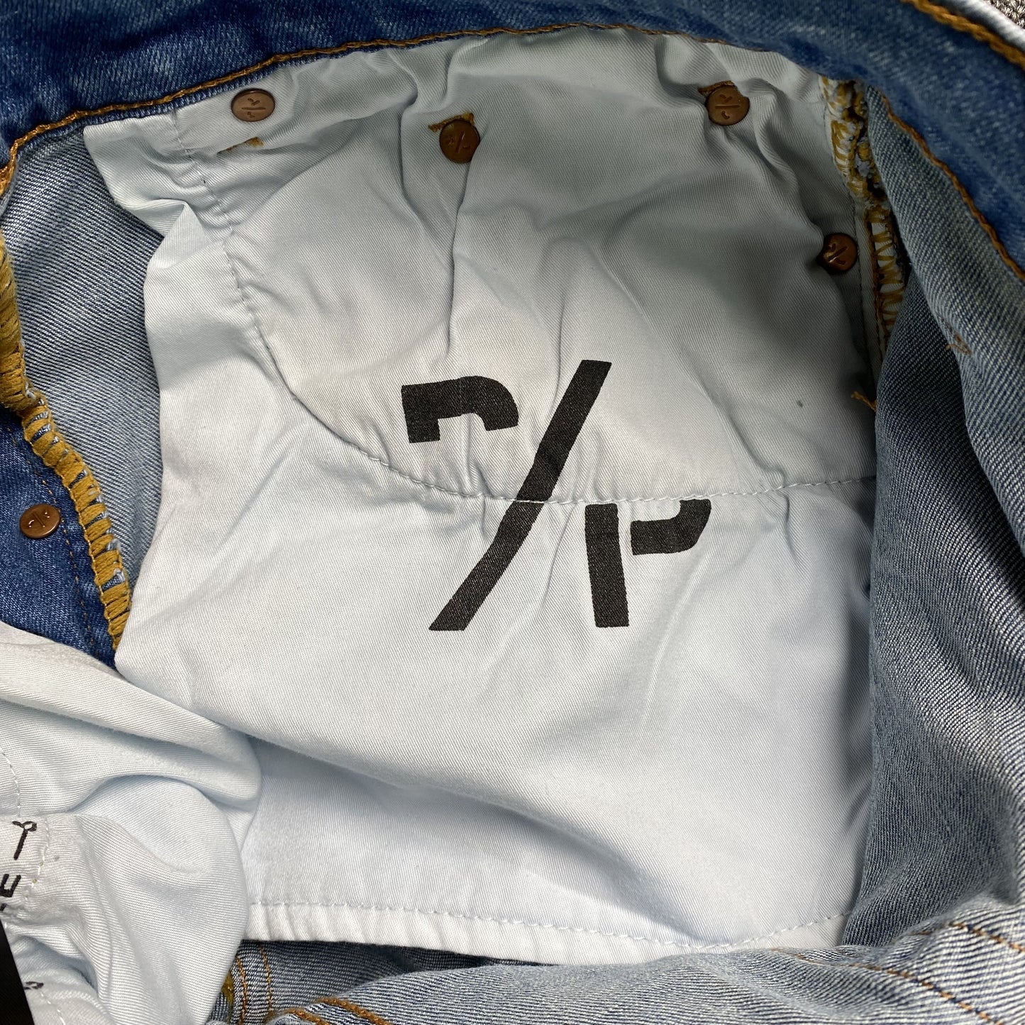 Schmale Jeans der Marke Purple Brand