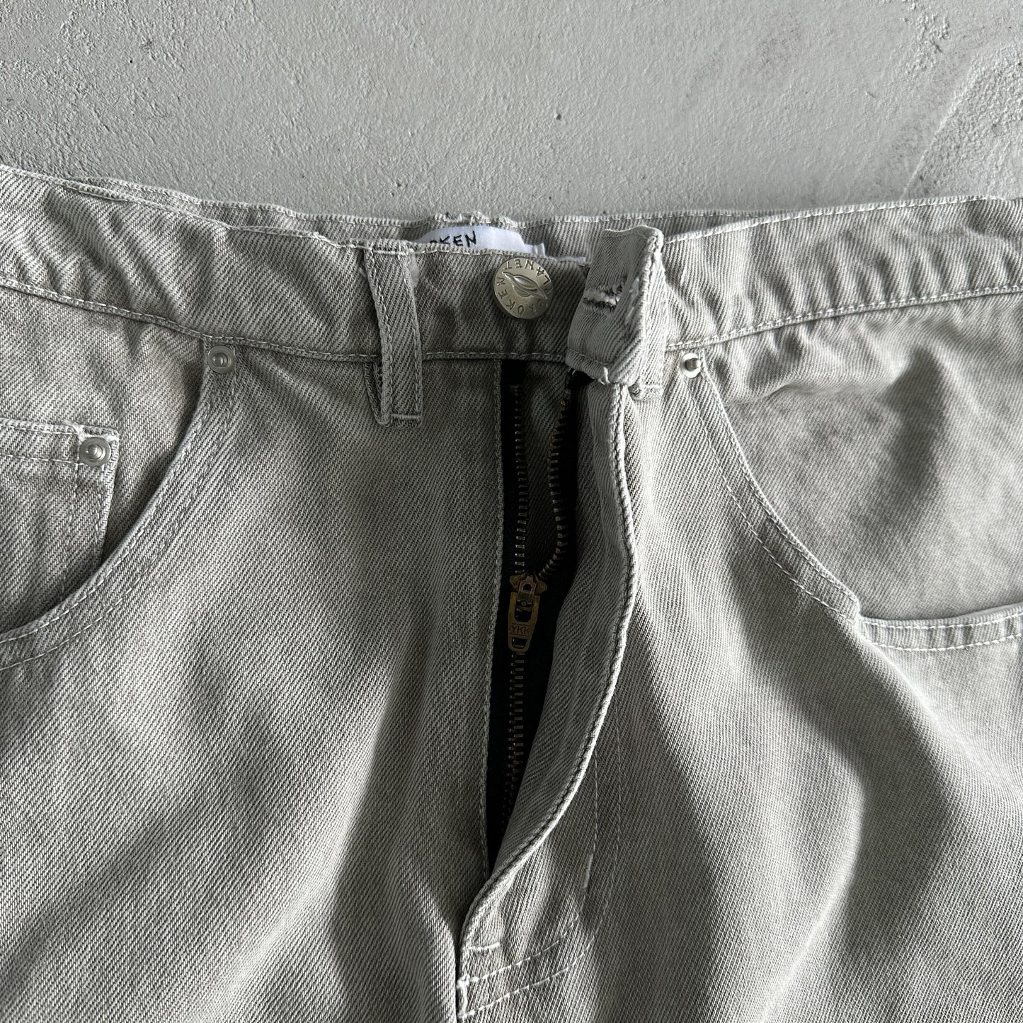 Pantalones blancos con estrellas "Broken"
