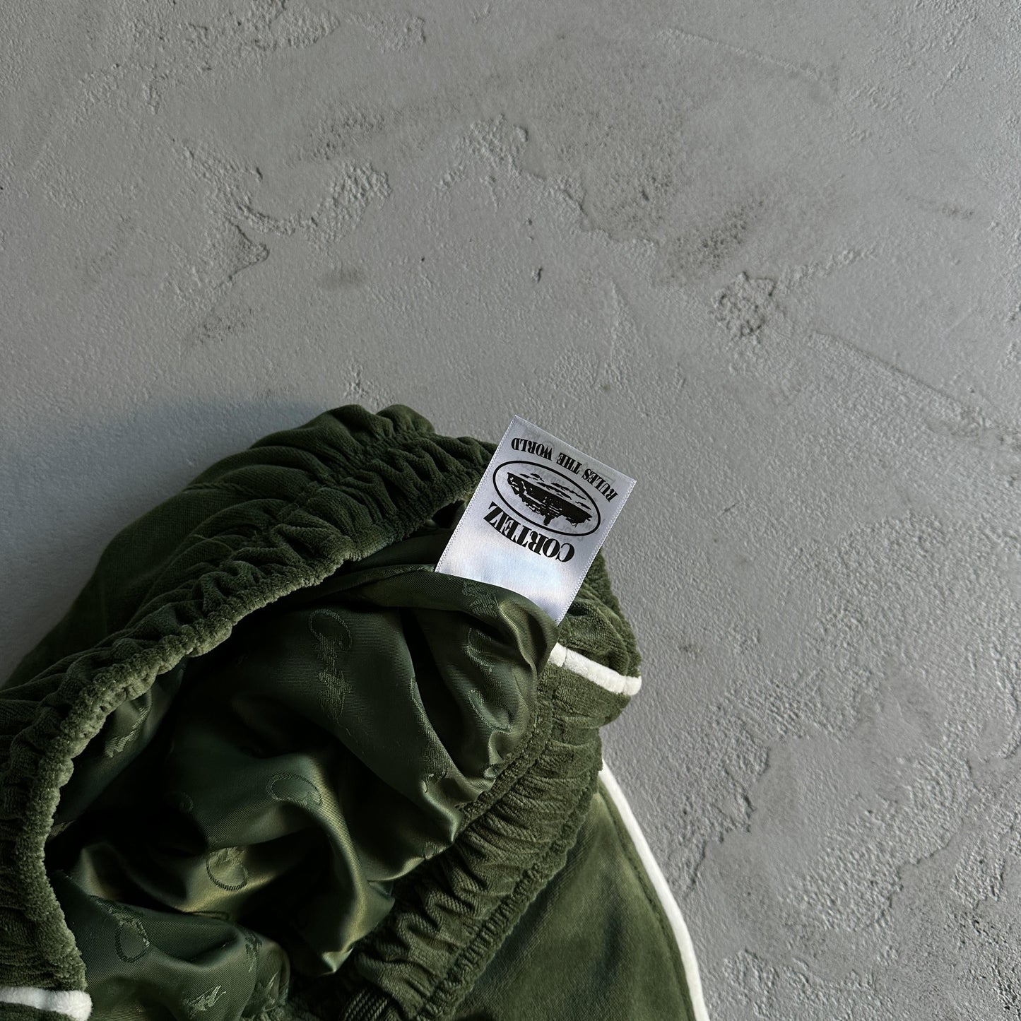 Corteiz Samthose Grün