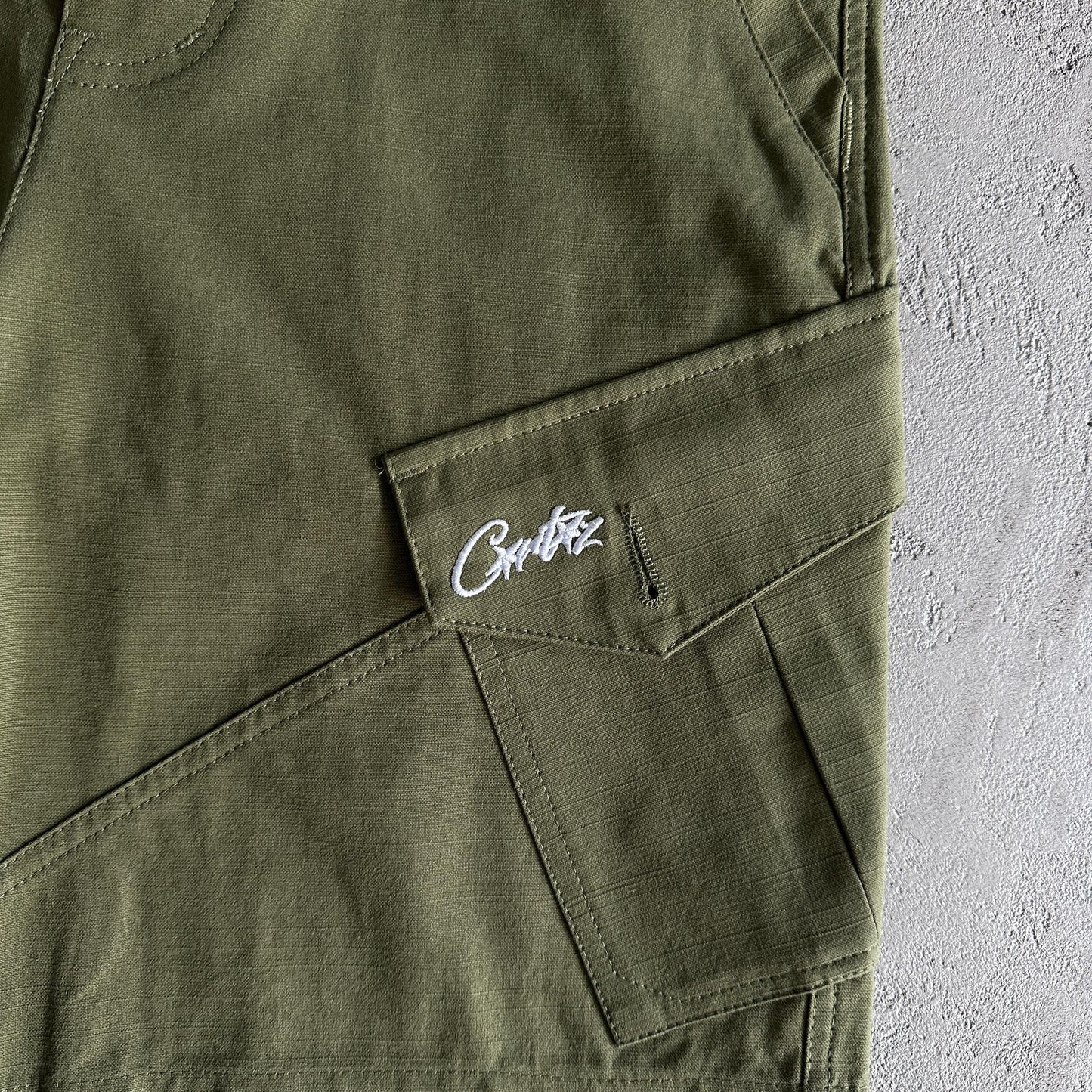 Corteiz Shorts mit schräger Tasche