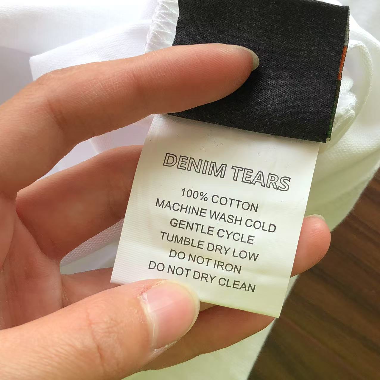 Maglietta con lacrime di denim