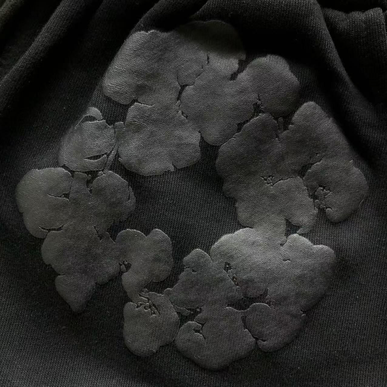 Pantaloncini con strappi in denim