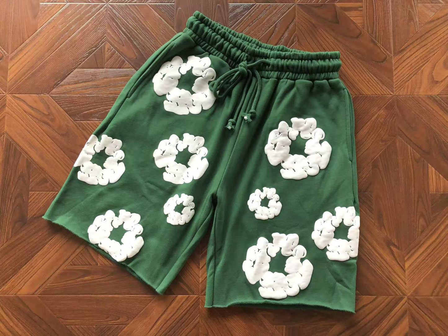 Pantaloncini con strappi in denim