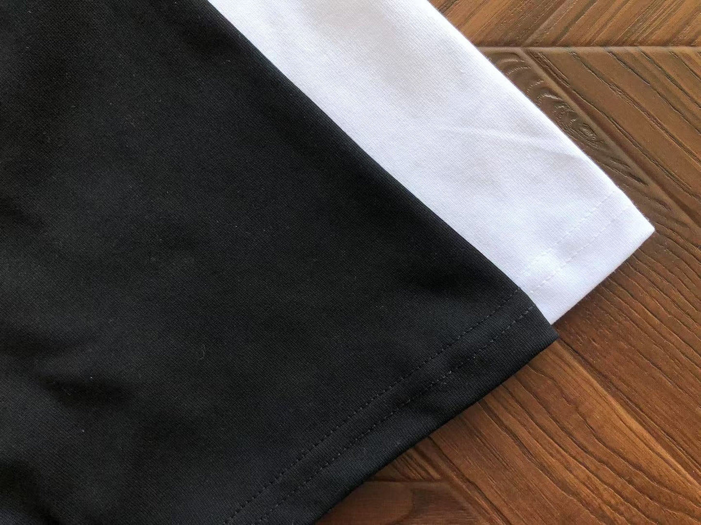 Maglietta con lacrime di denim