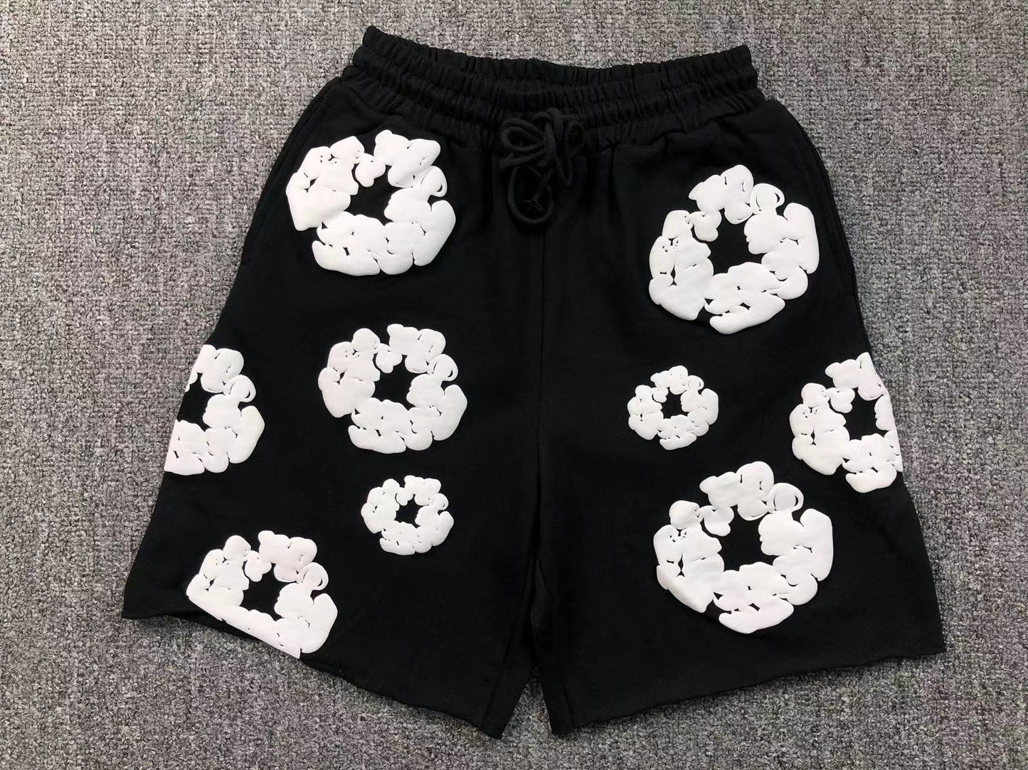 Completo corto con strappi in denim