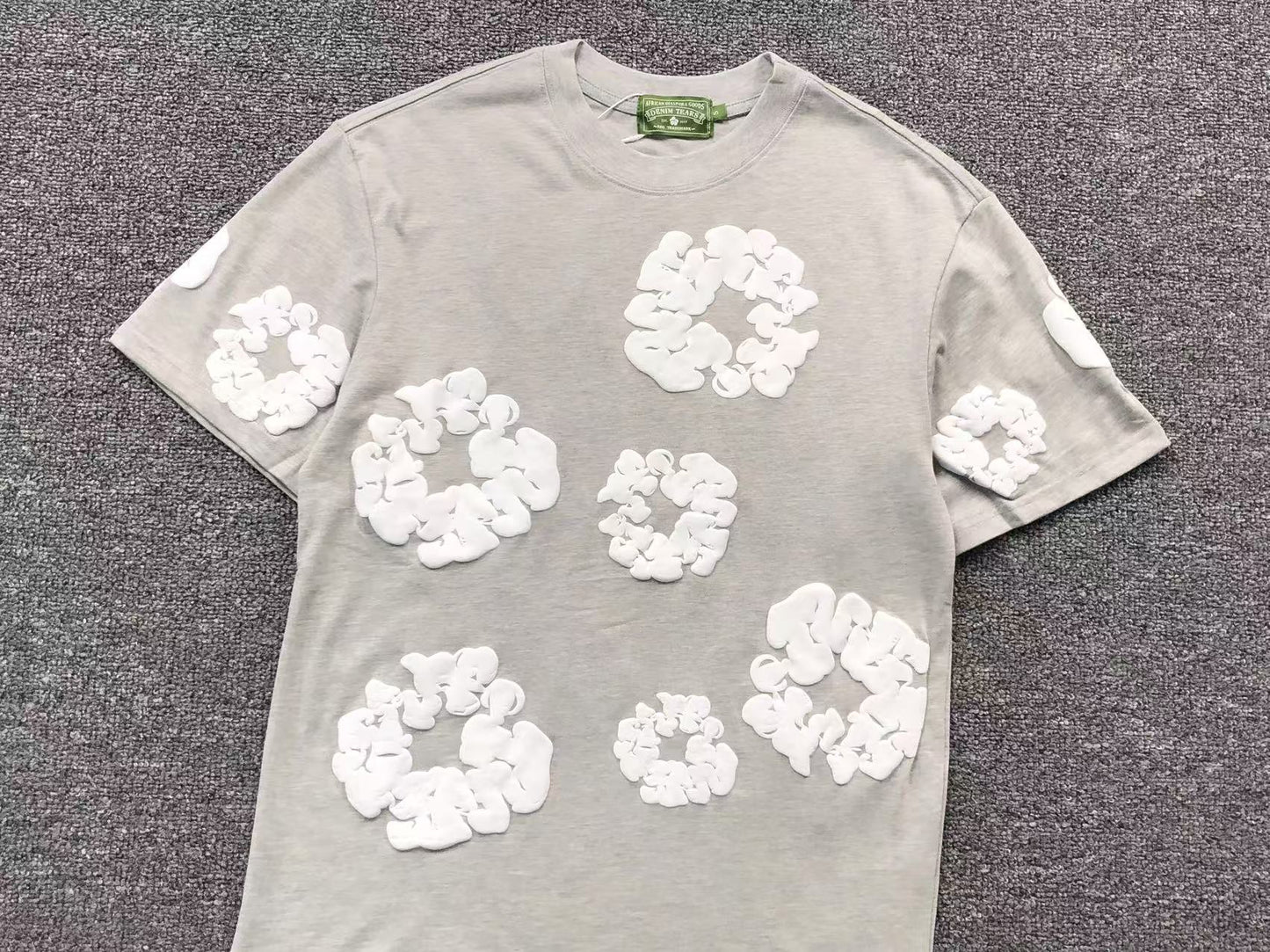 Maglietta con lacrime di denim