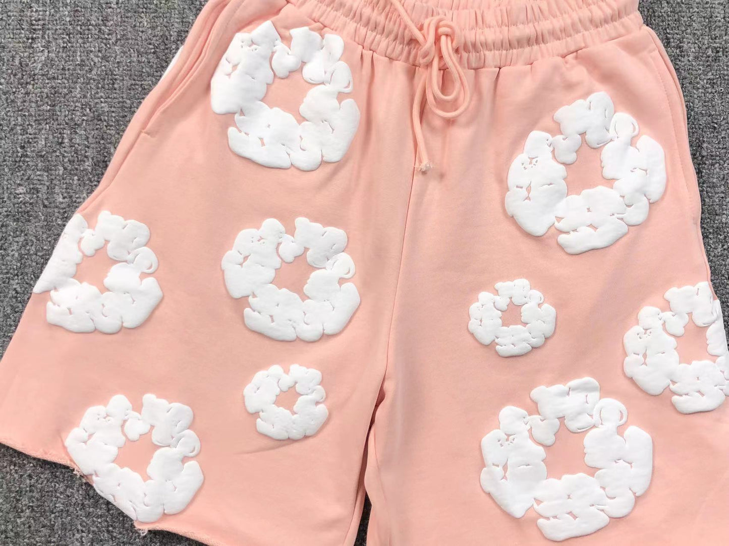 Completo corto con strappi in denim