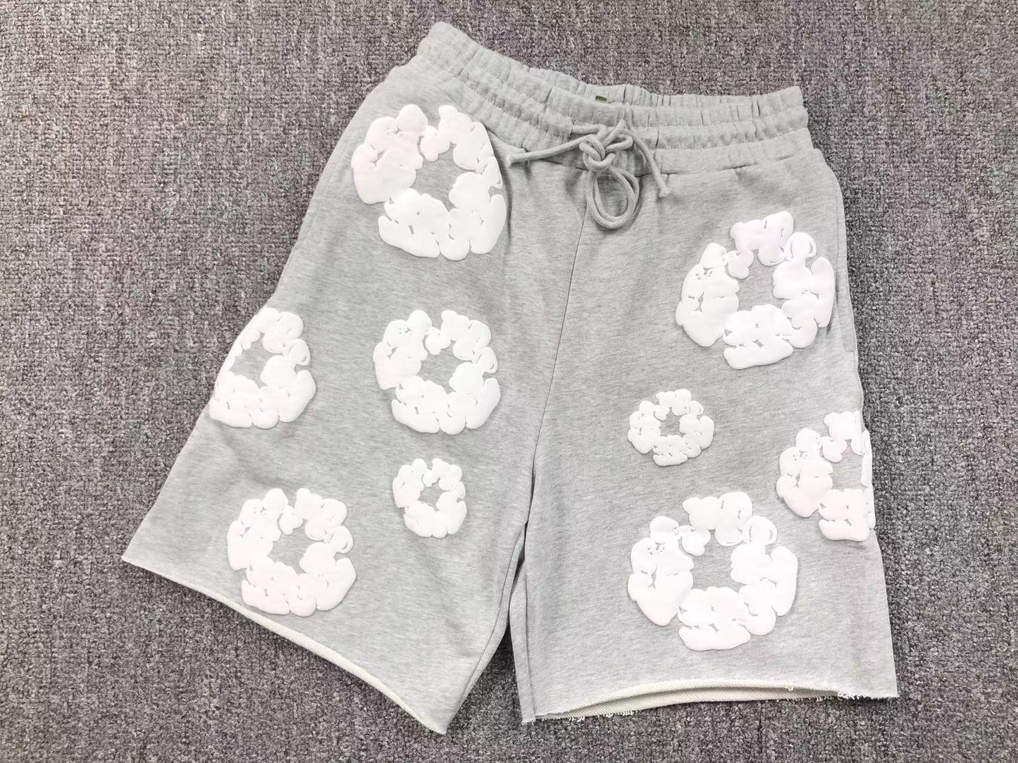 Completo corto con strappi in denim