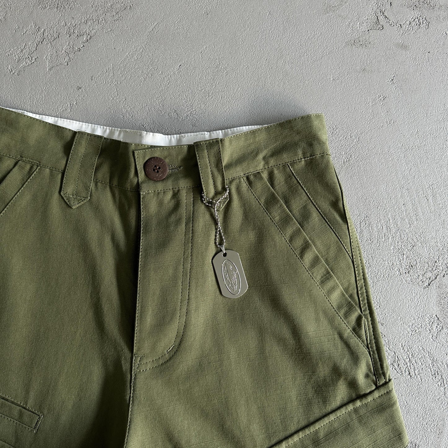 Corteiz Shorts mit schräger Tasche