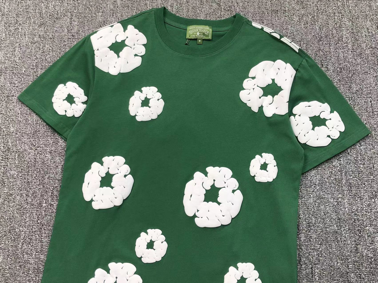 Completo corto con strappi in denim