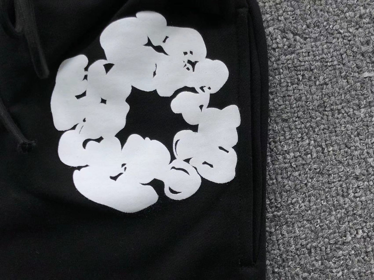 Pantaloncini con strappi in denim