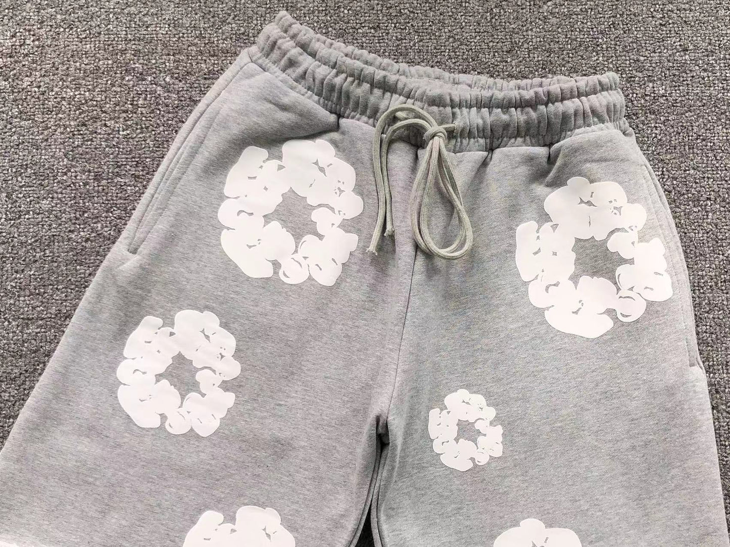 Pantaloncini con strappi in denim