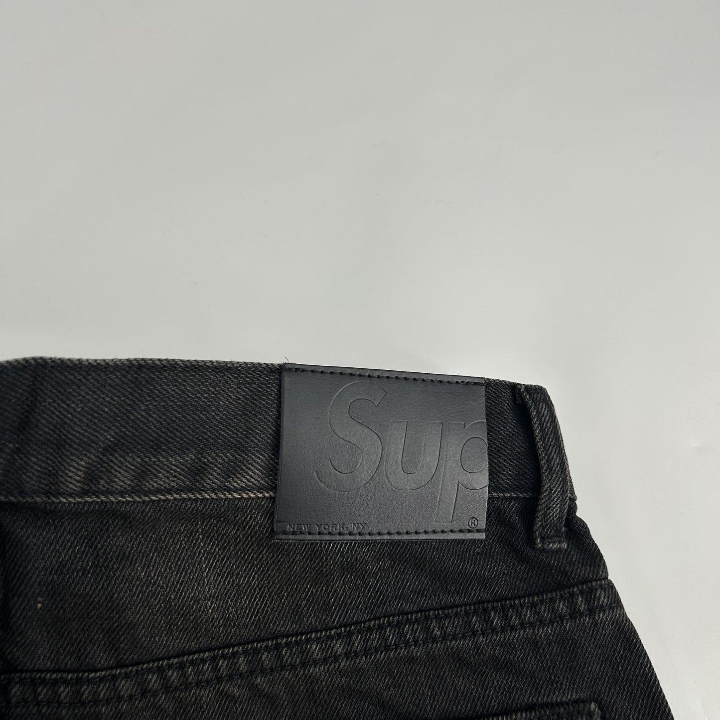 Supreme – Baggy-Jeans im Used-Look mit lockerer Passform und Selvedge-Muster