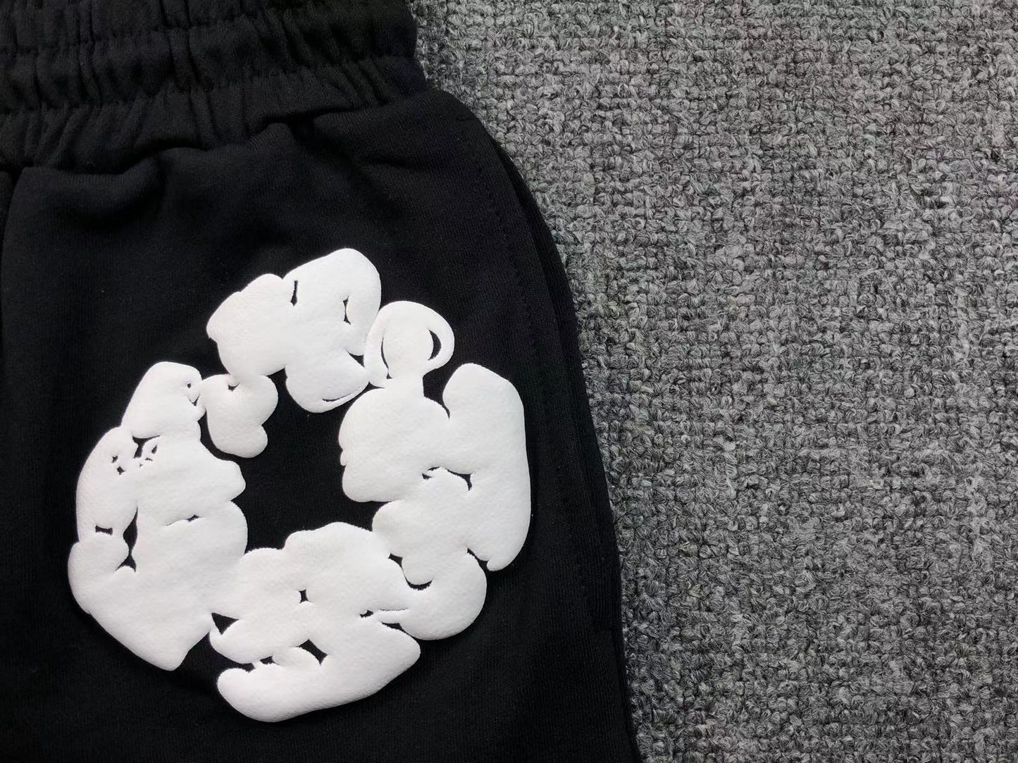 Completo corto con strappi in denim