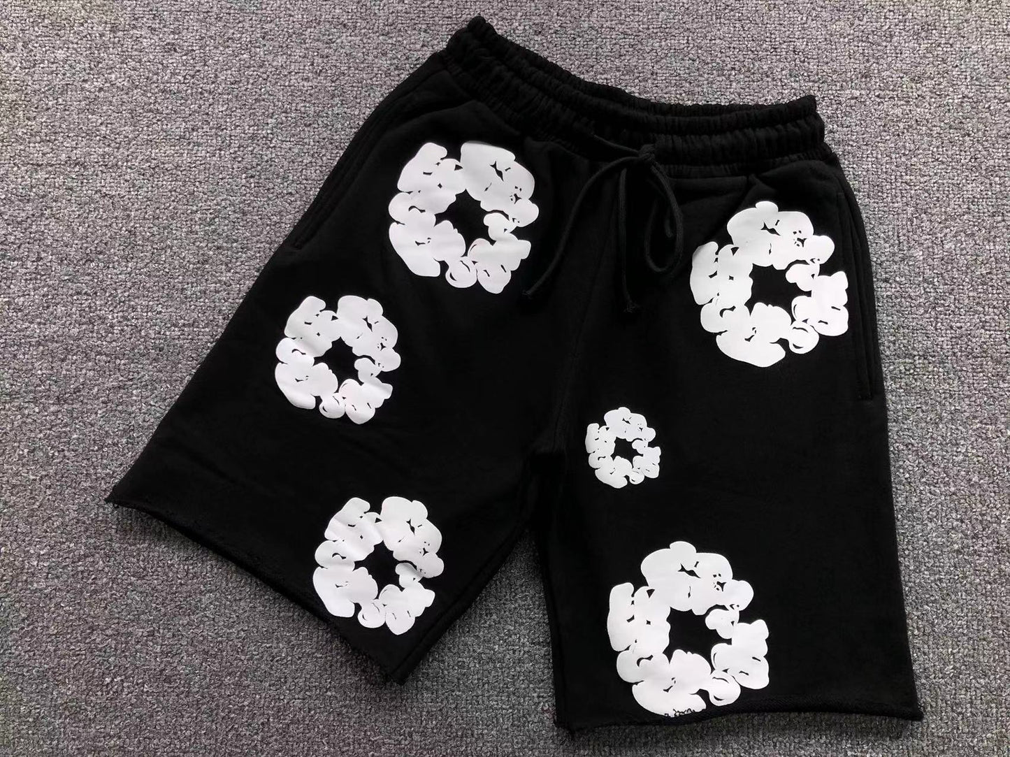 Pantaloncini con strappi in denim