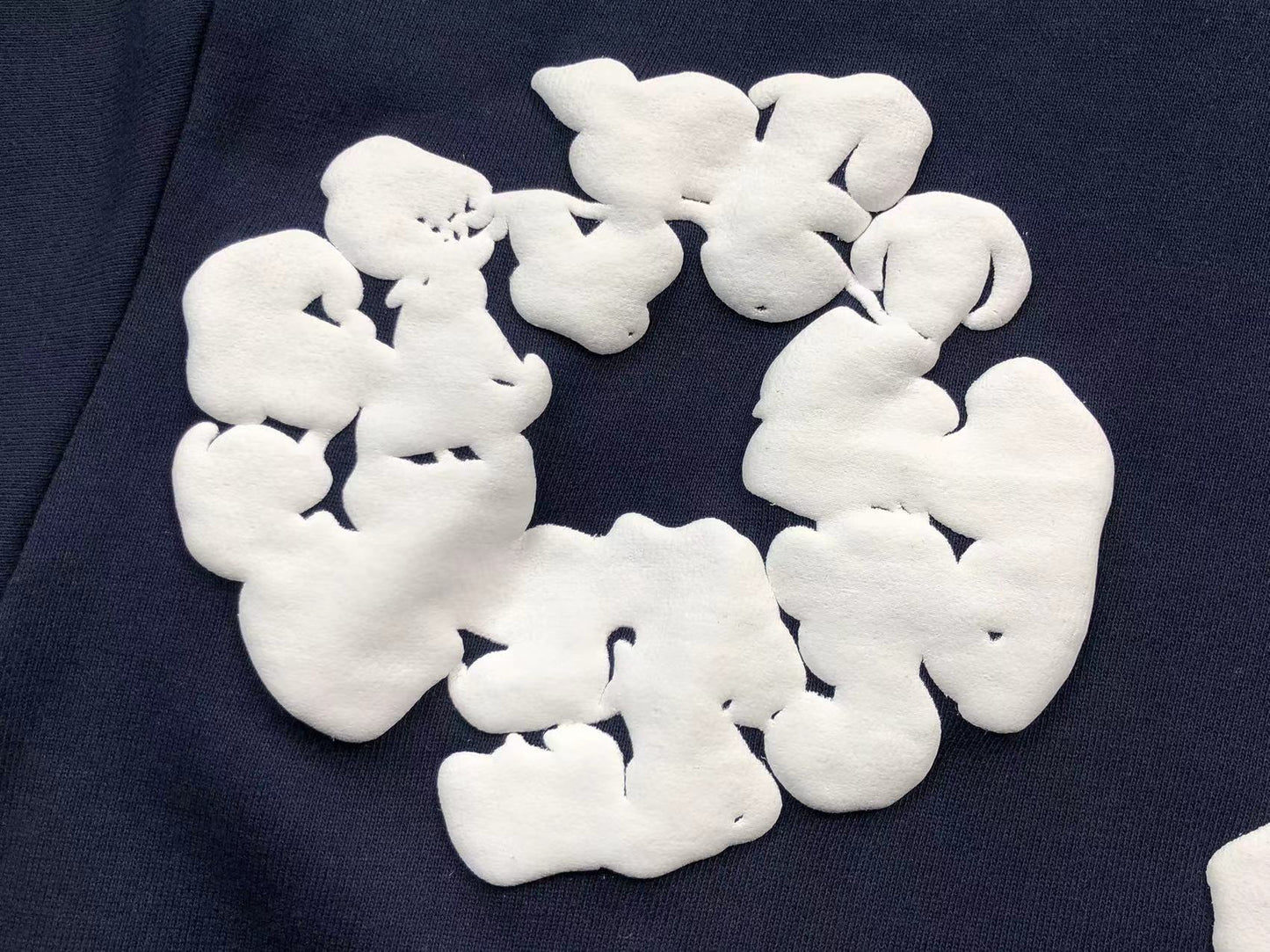 Il denim strappa la ghirlanda di cotone