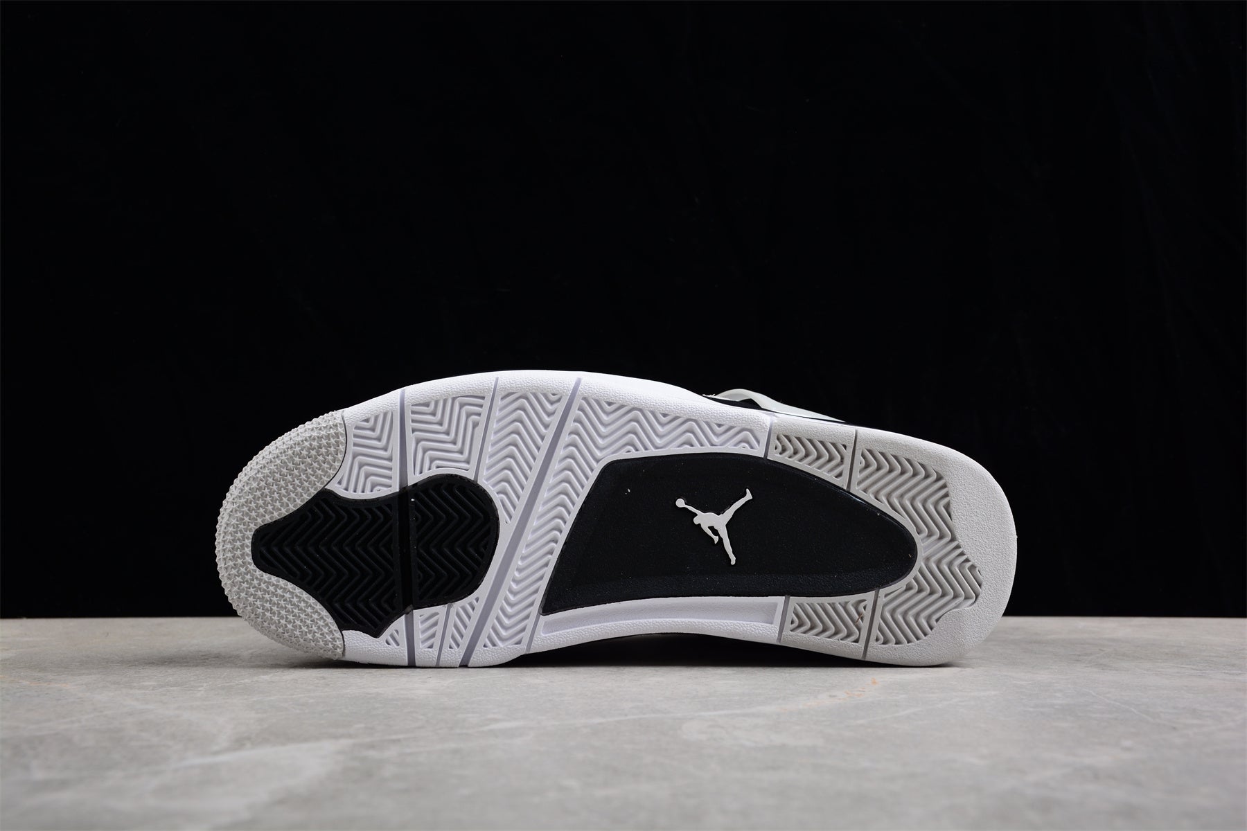 Air Jordan 4 Military Black A Fonte