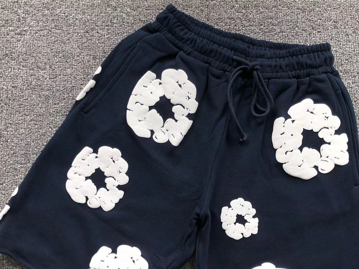 Pantaloncini con strappi in denim