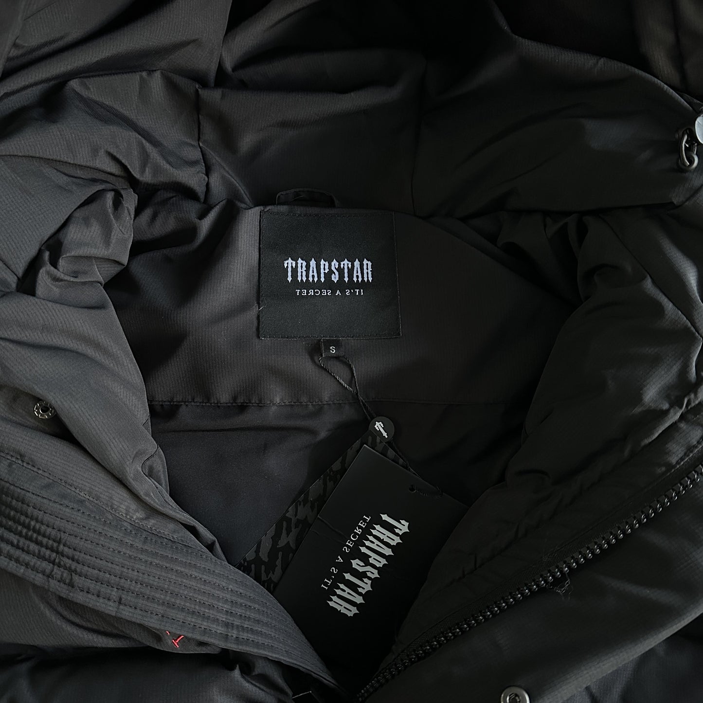 Trapstar Decoded Pufferjacke mit Kapuze 2.0 Schwarz / Infrarot 