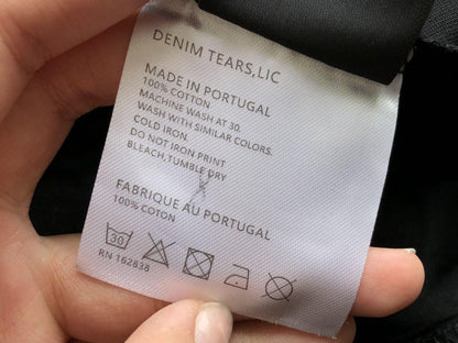 Maglietta con lacrime di denim 