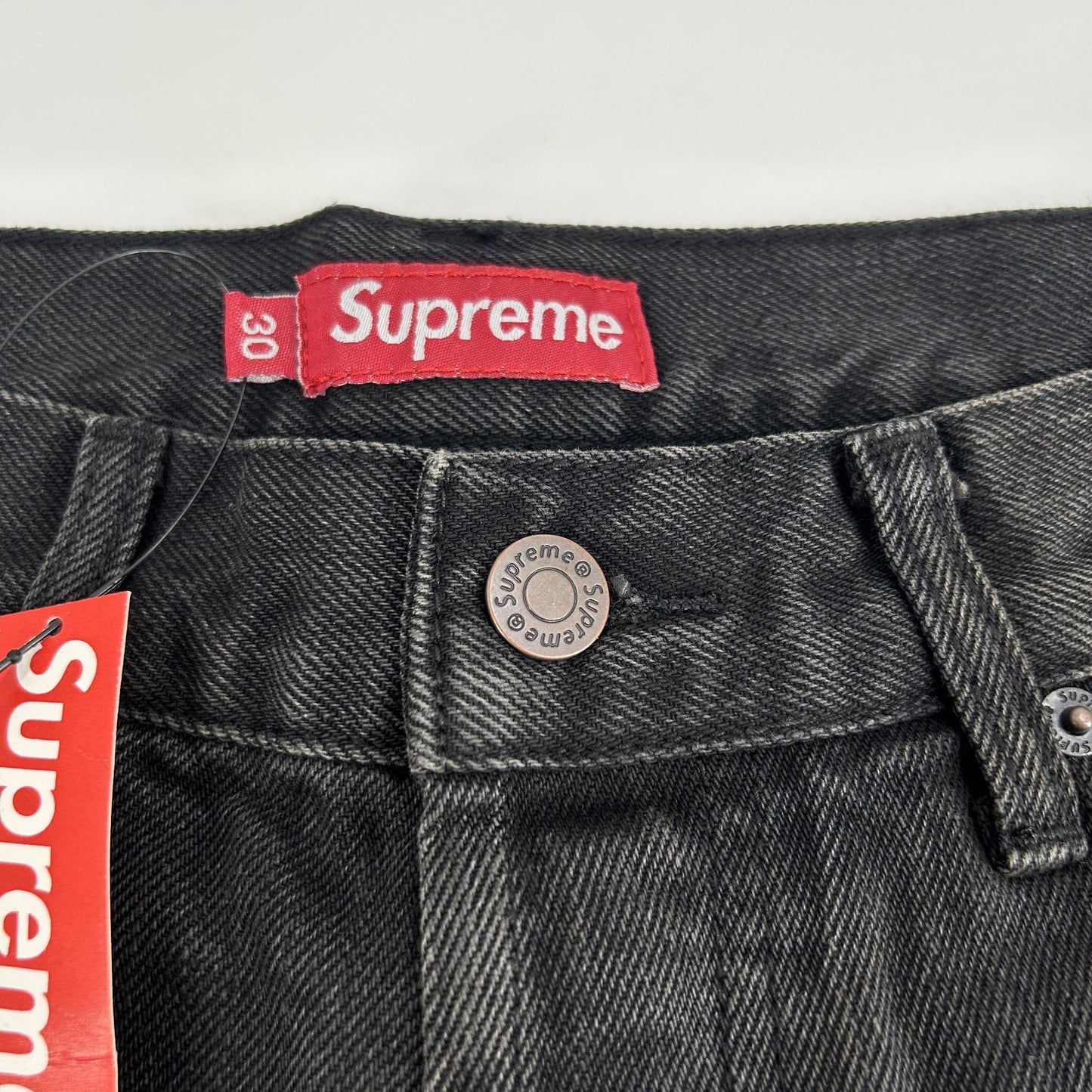 Supreme – Baggy-Jeans im Used-Look mit lockerer Passform und Selvedge-Muster