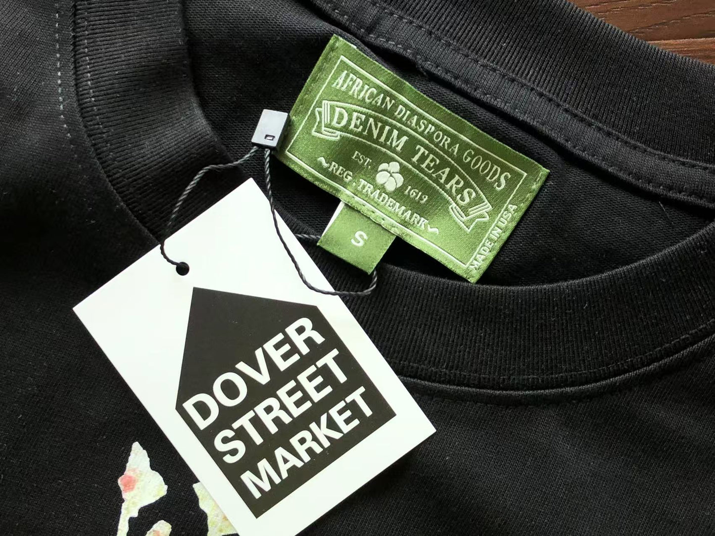 Maglietta con lacrime di denim 