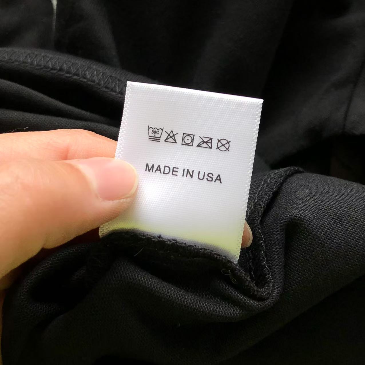 Maglietta con lacrime di denim 