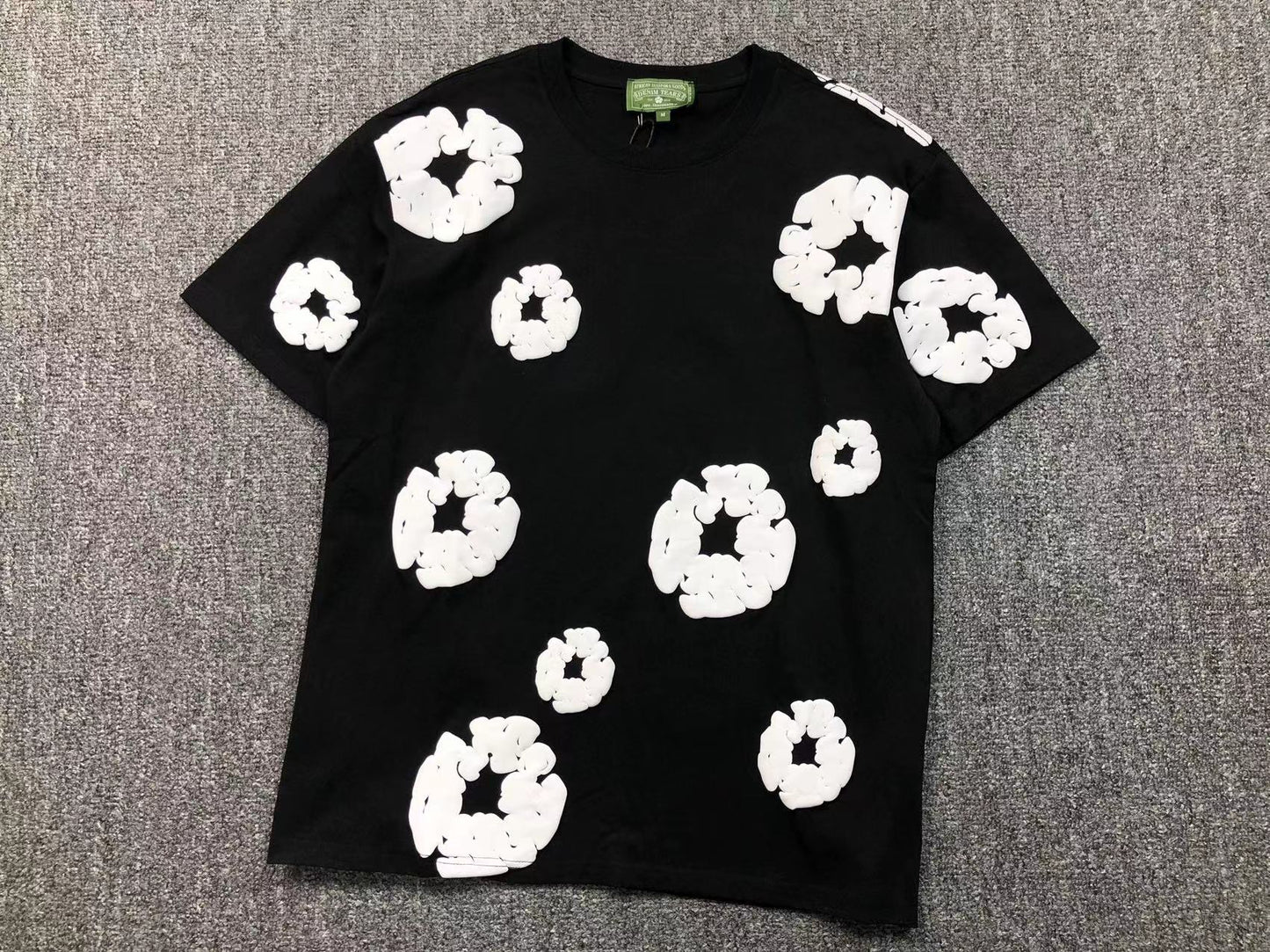 Completo corto con strappi in denim