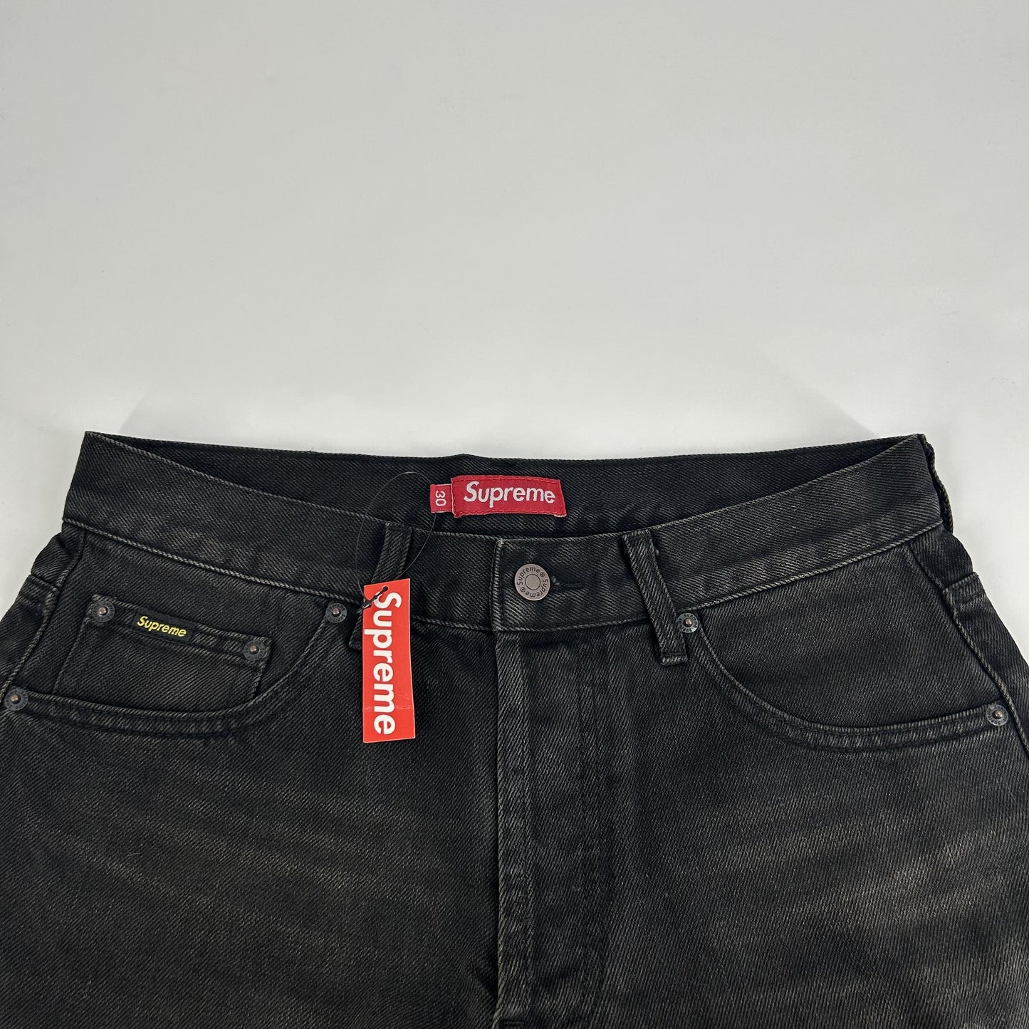 Supreme – Baggy-Jeans im Used-Look mit lockerer Passform und Selvedge-Muster
