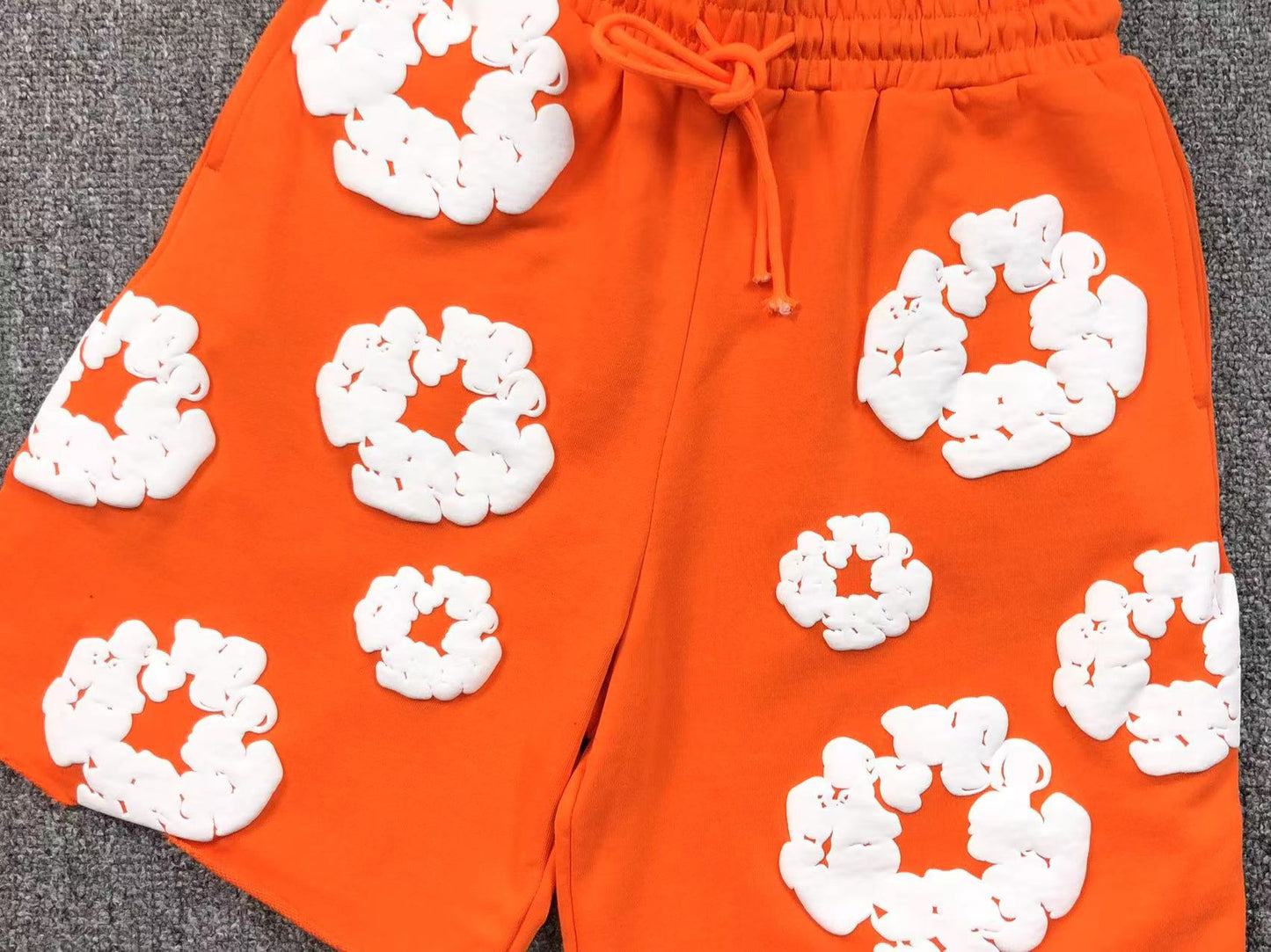 Completo corto con strappi in denim