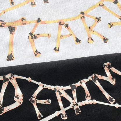 Maglietta con lacrime di denim 