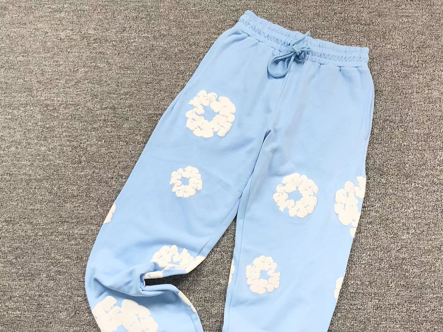 Il denim strappa la ghirlanda di cotone