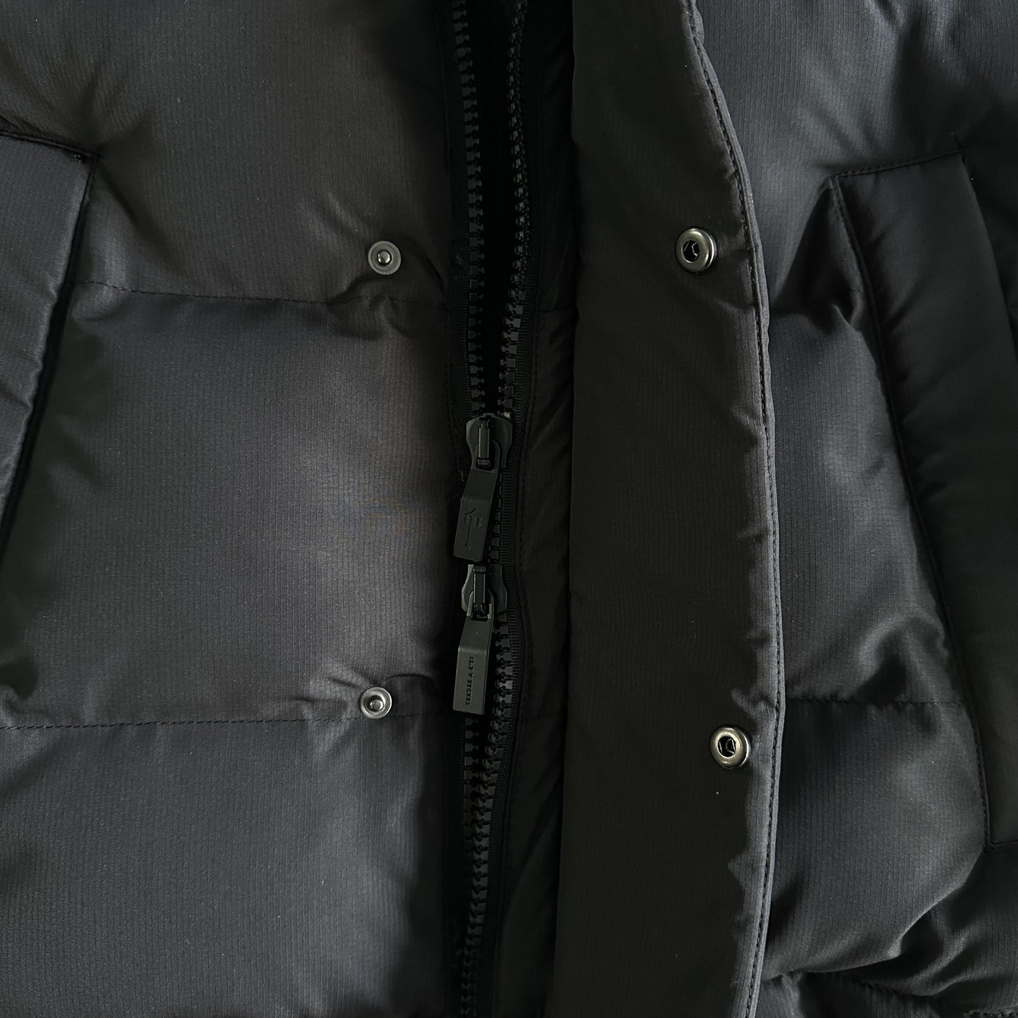 Trapstar Decoded Pufferjacke mit Kapuze 2.0 Schwarz / Infrarot 