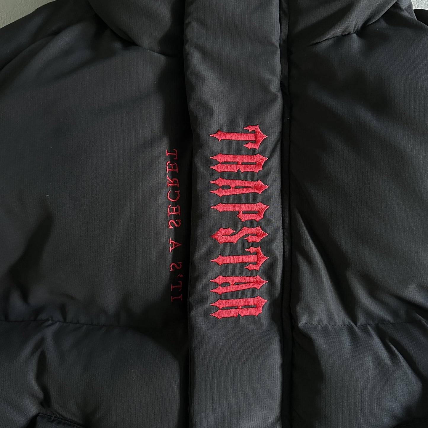 Trapstar Decoded Pufferjacke mit Kapuze 2.0 Schwarz / Infrarot 