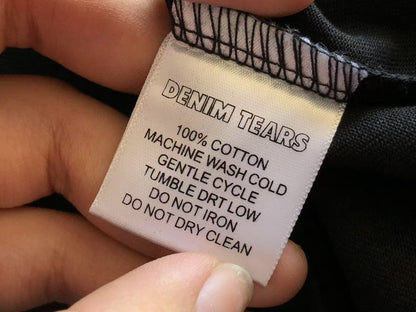 Maglietta con lacrime di denim 