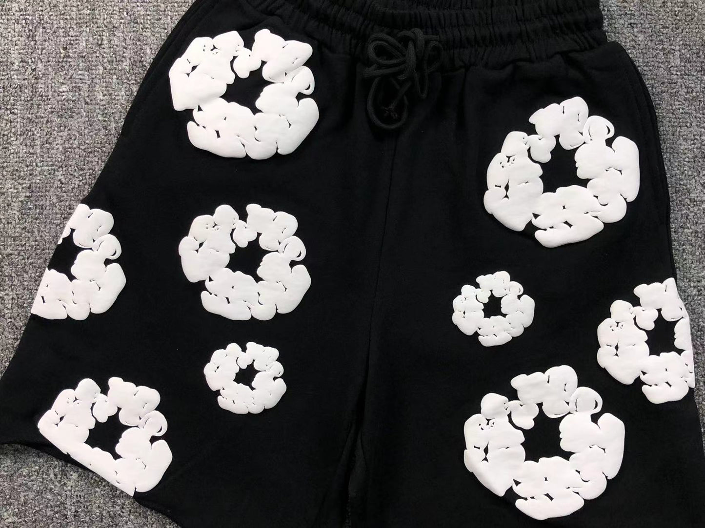 Completo corto con strappi in denim