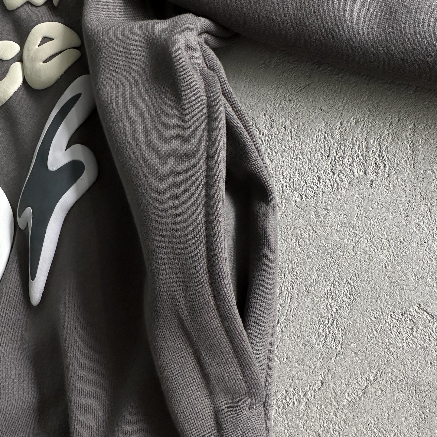 Broken Planet Kapuzenpullover „Finde dein Gleichgewicht“ 