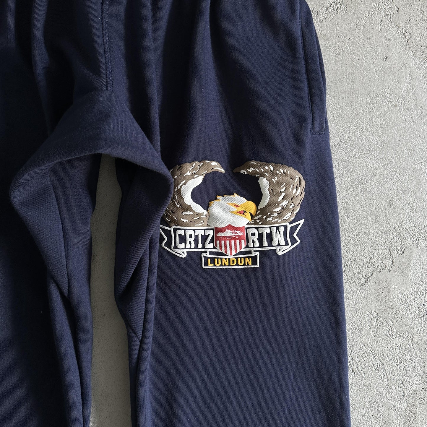 Corteiz Hose mit dreidimensionalem Adler-Print