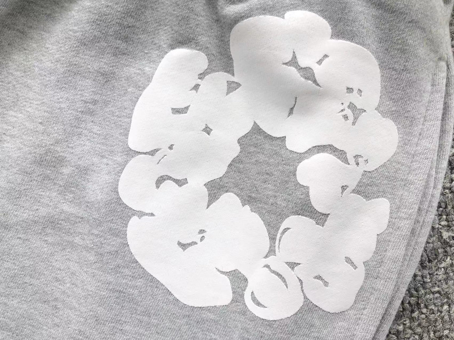 Pantaloncini con strappi in denim