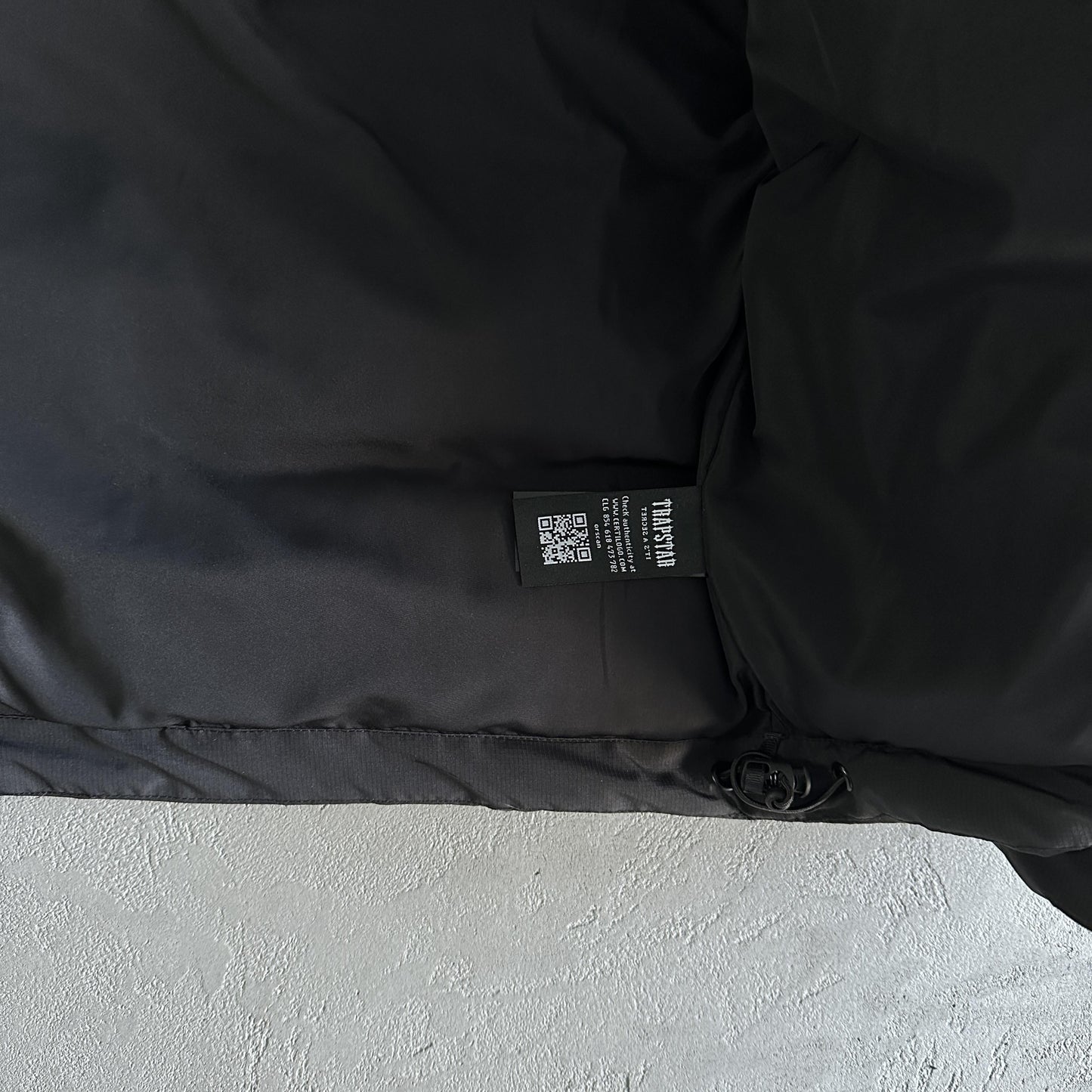 Trapstar Decoded Pufferjacke mit Kapuze 2.0 Schwarz / Infrarot 