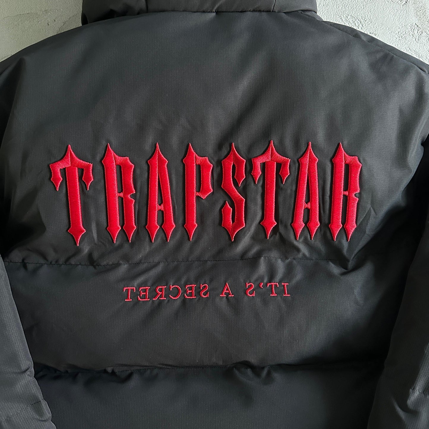 Trapstar Decoded Pufferjacke mit Kapuze 2.0 Schwarz / Infrarot 