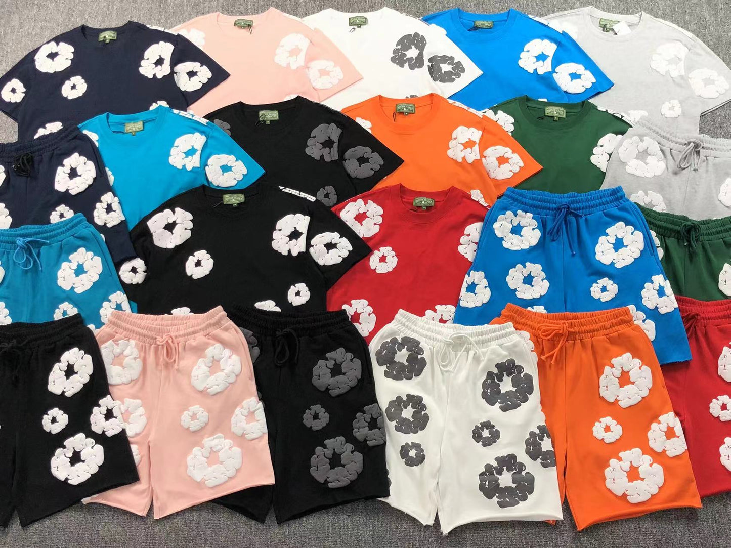 Completo corto con strappi in denim