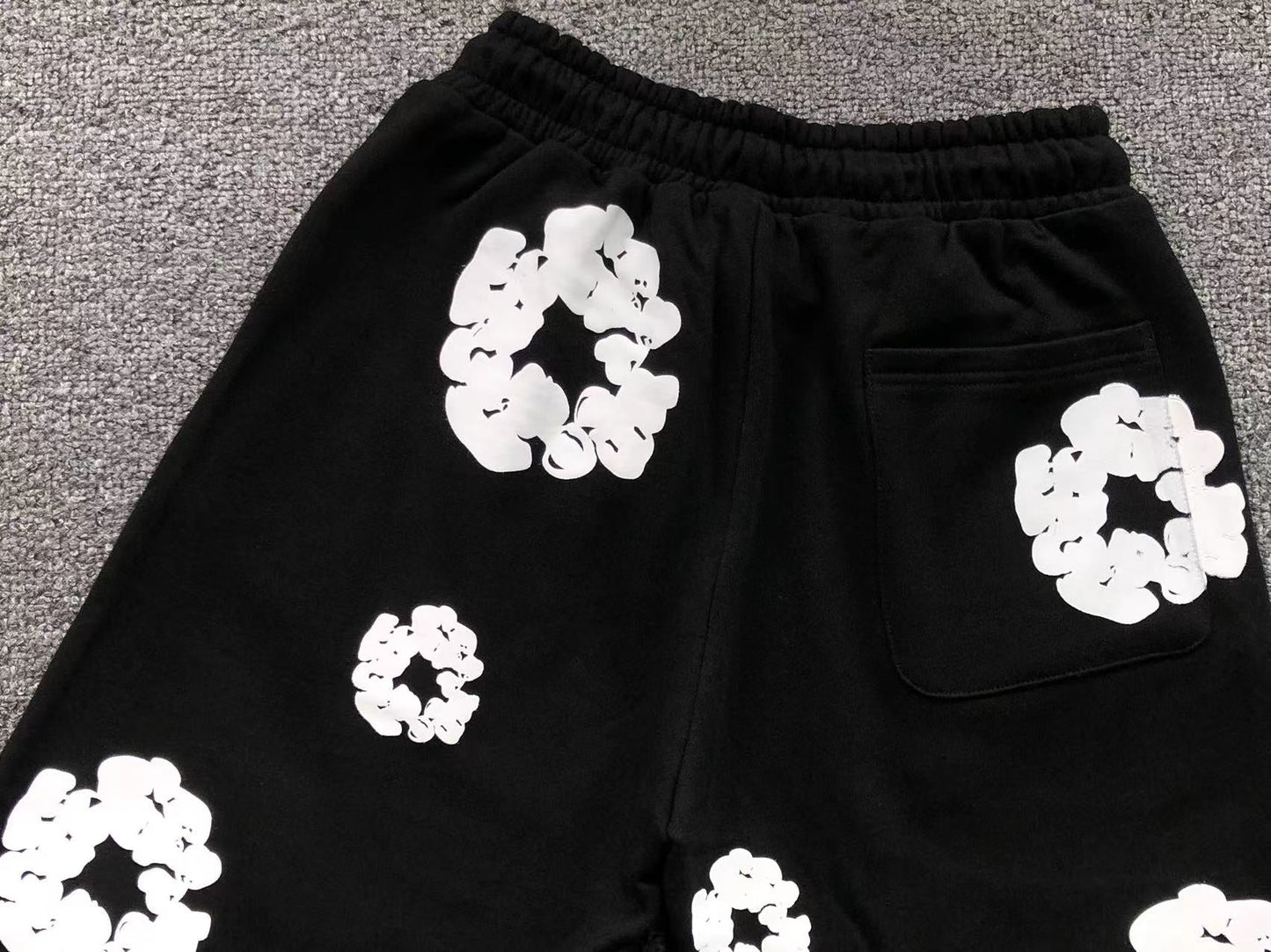 Pantaloncini con strappi in denim