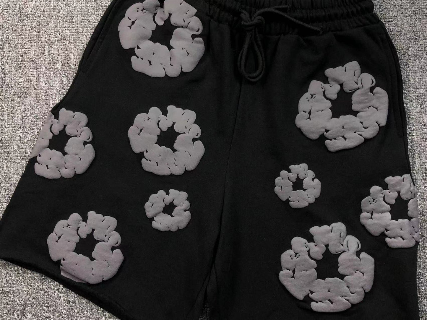 Completo corto con strappi in denim