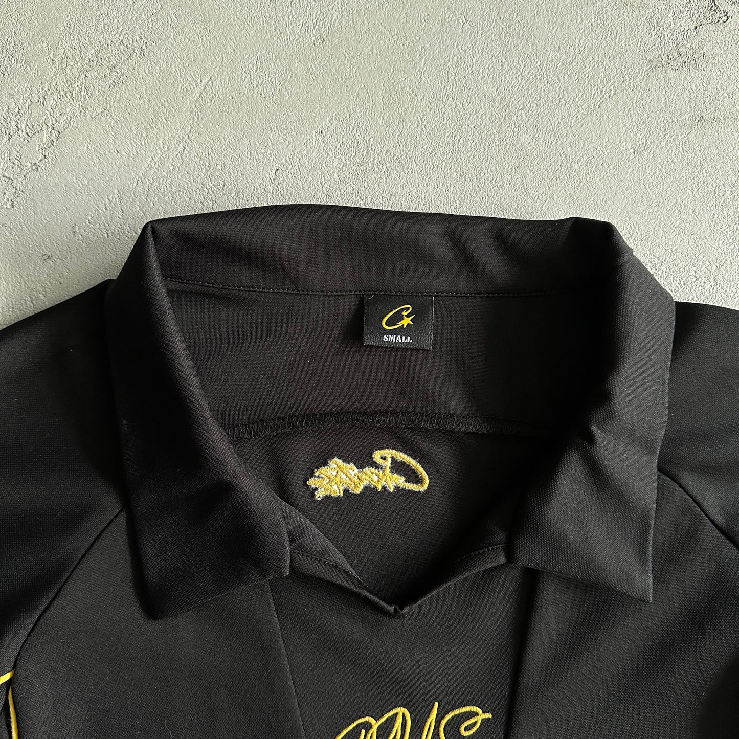 Corteiz Talismo Fußballtrikot – Schwarz 