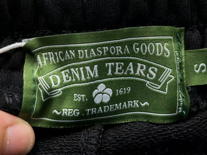 Completo corto con strappi in denim