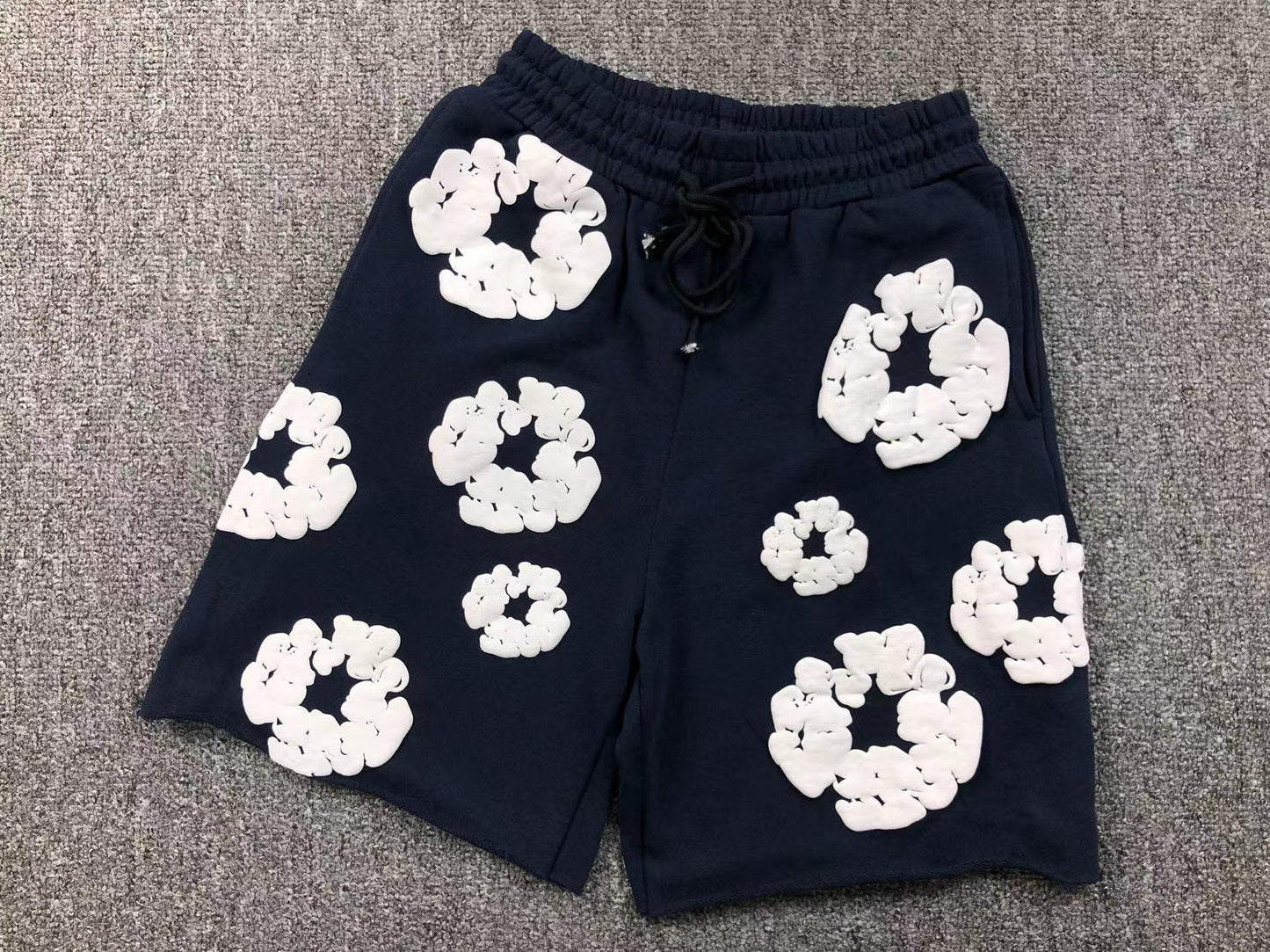 Completo corto con strappi in denim