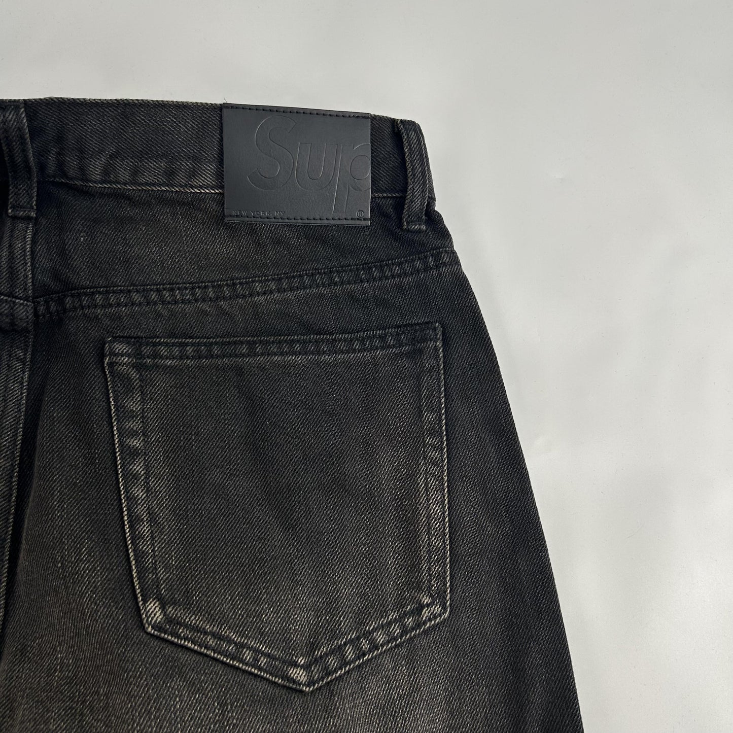 Supreme – Baggy-Jeans im Used-Look mit lockerer Passform und Selvedge-Muster